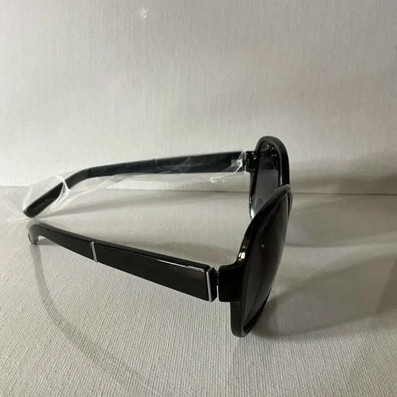 Elegant Black Sunglasses - Picture 2 of 5